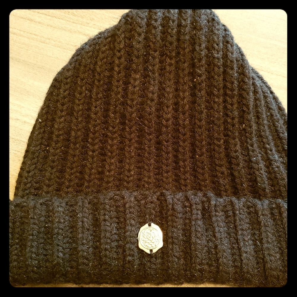 Vince Camuto black knit beanie
